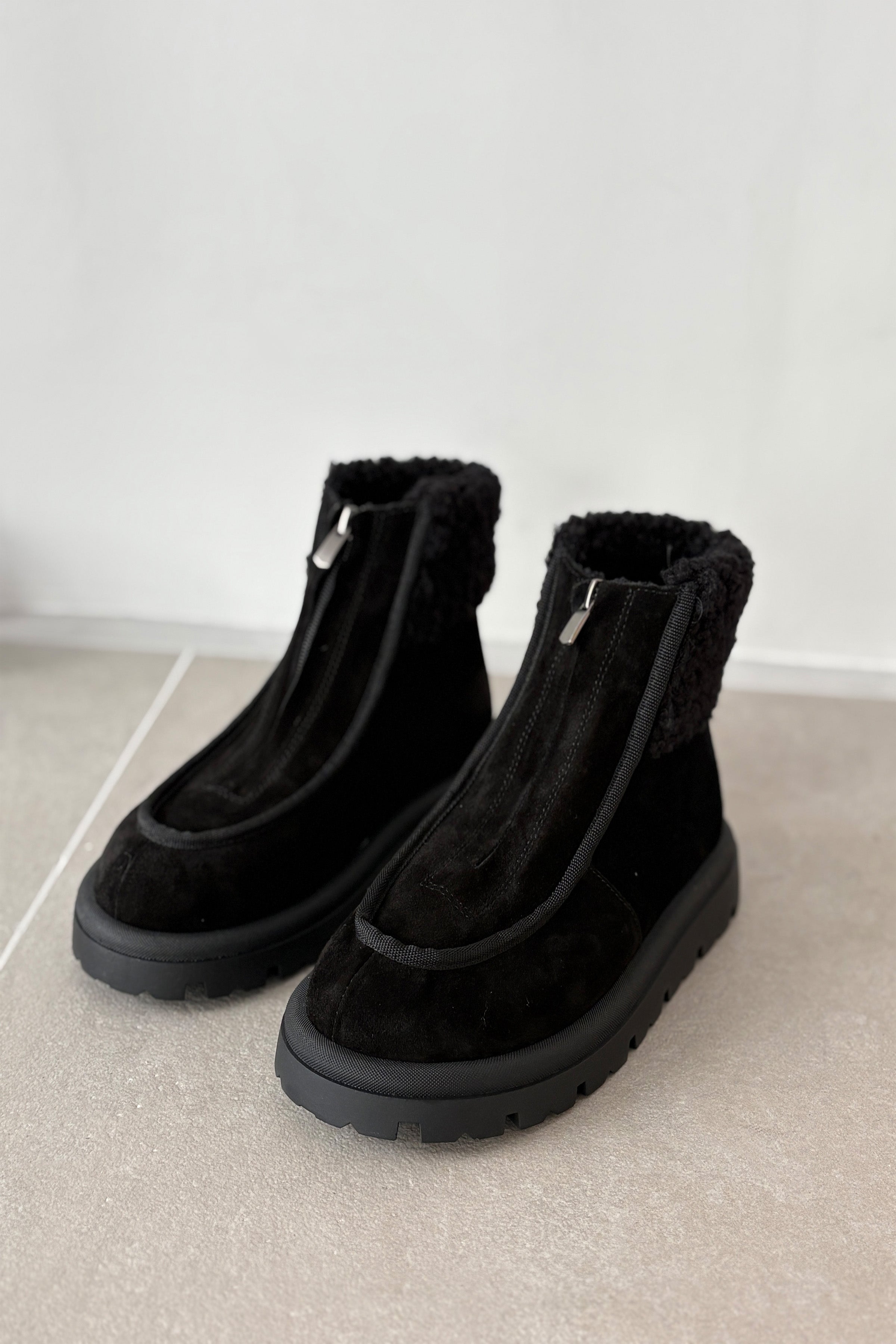 Bruve Ön Fermuar Detaylı Kürklü Hakiki Deri Süet Kadın Bot-SİYAH