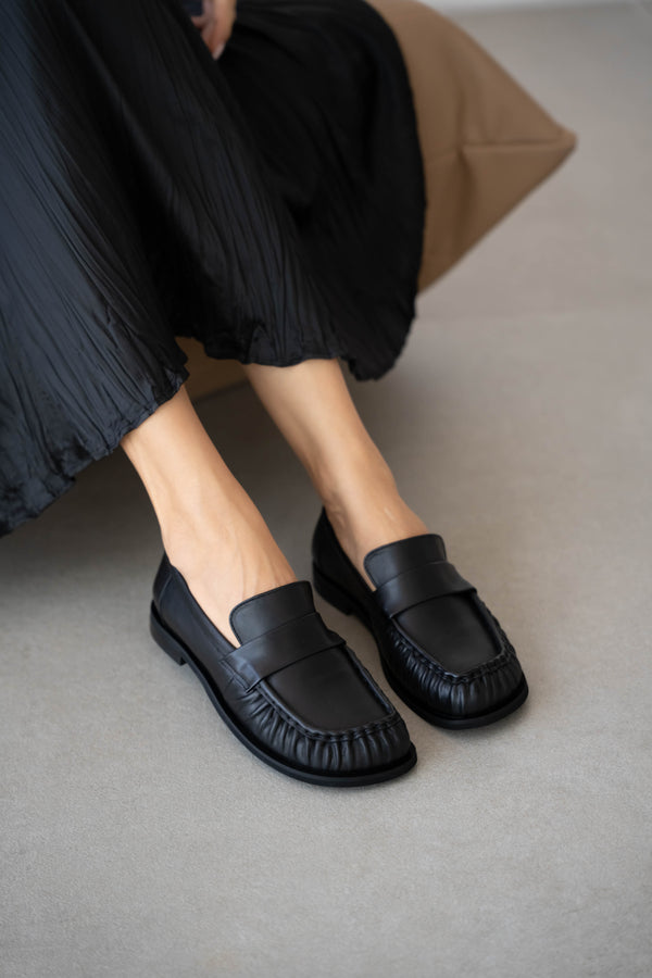 Blaine Hakiki Deri Büzgülü Küt Burun Kadın Loafer- SİYAH DERİ