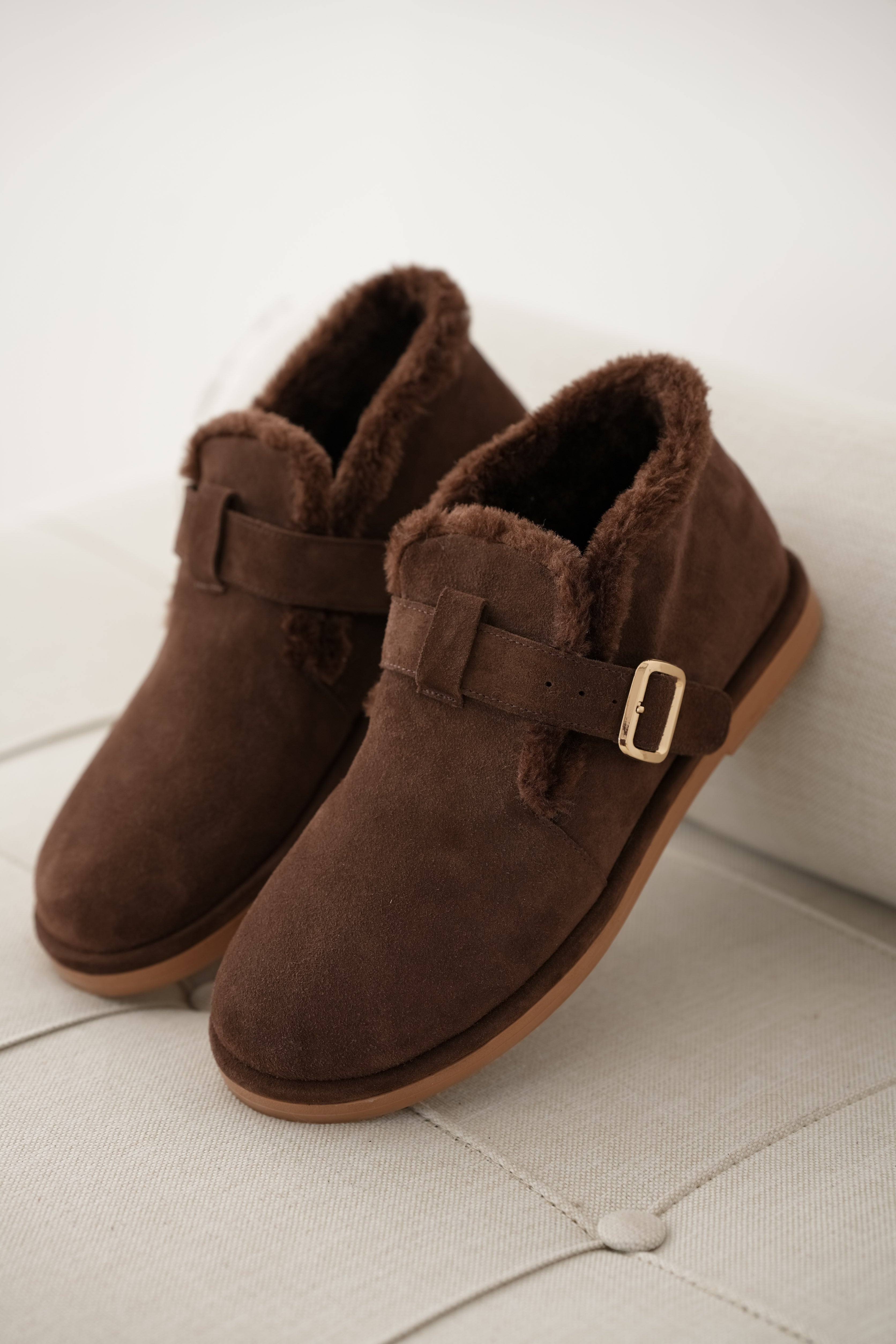 Velmora Hakiki Deri İçi Kürklü Ayarlanabilir Toka Detaylı Kadın Bot- KAHVE SÜET