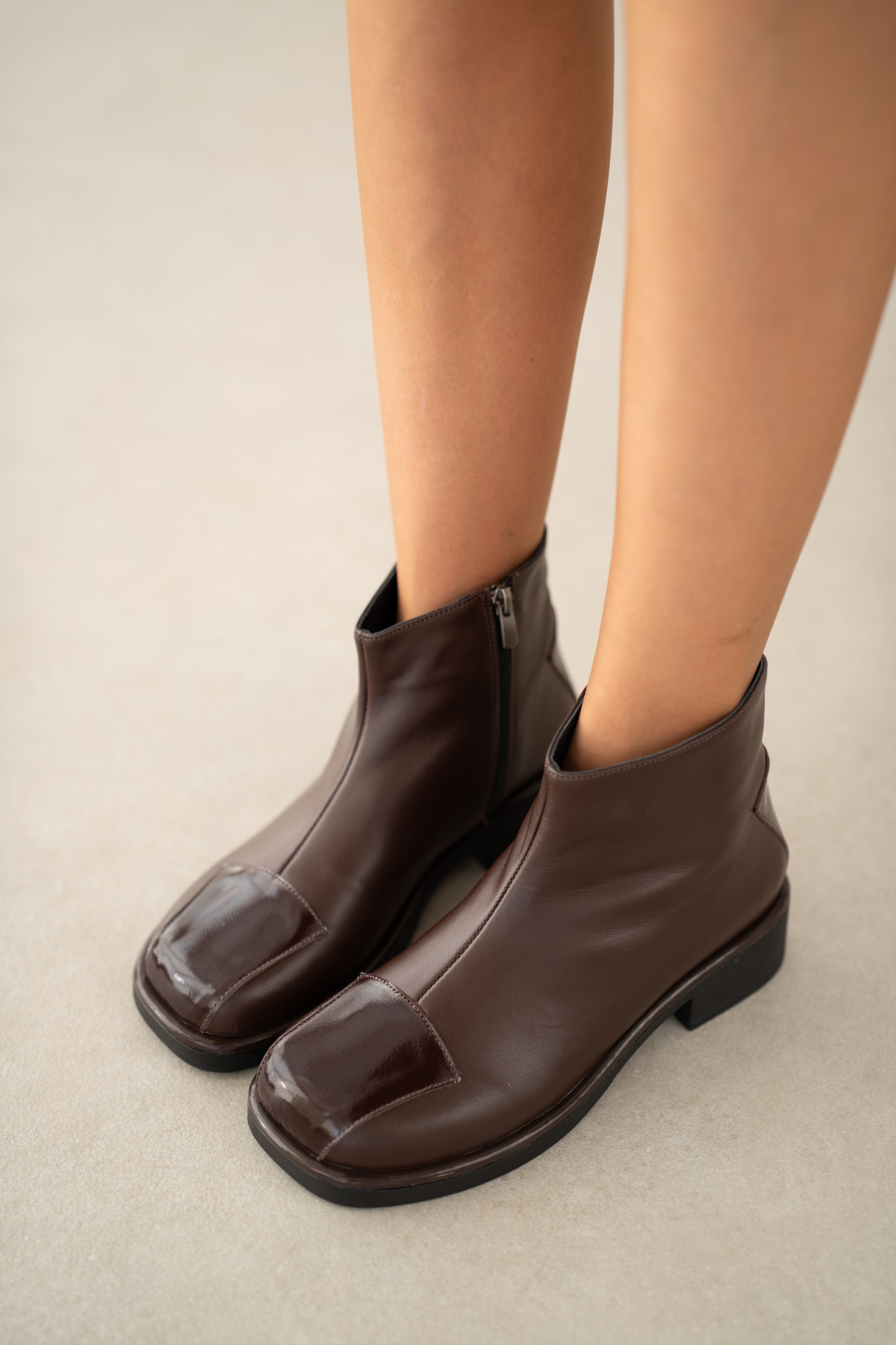 Aureine Hakiki Deri Yandan Fermuarlı Küt Burun Kadın Bot- KAHVERENGİ