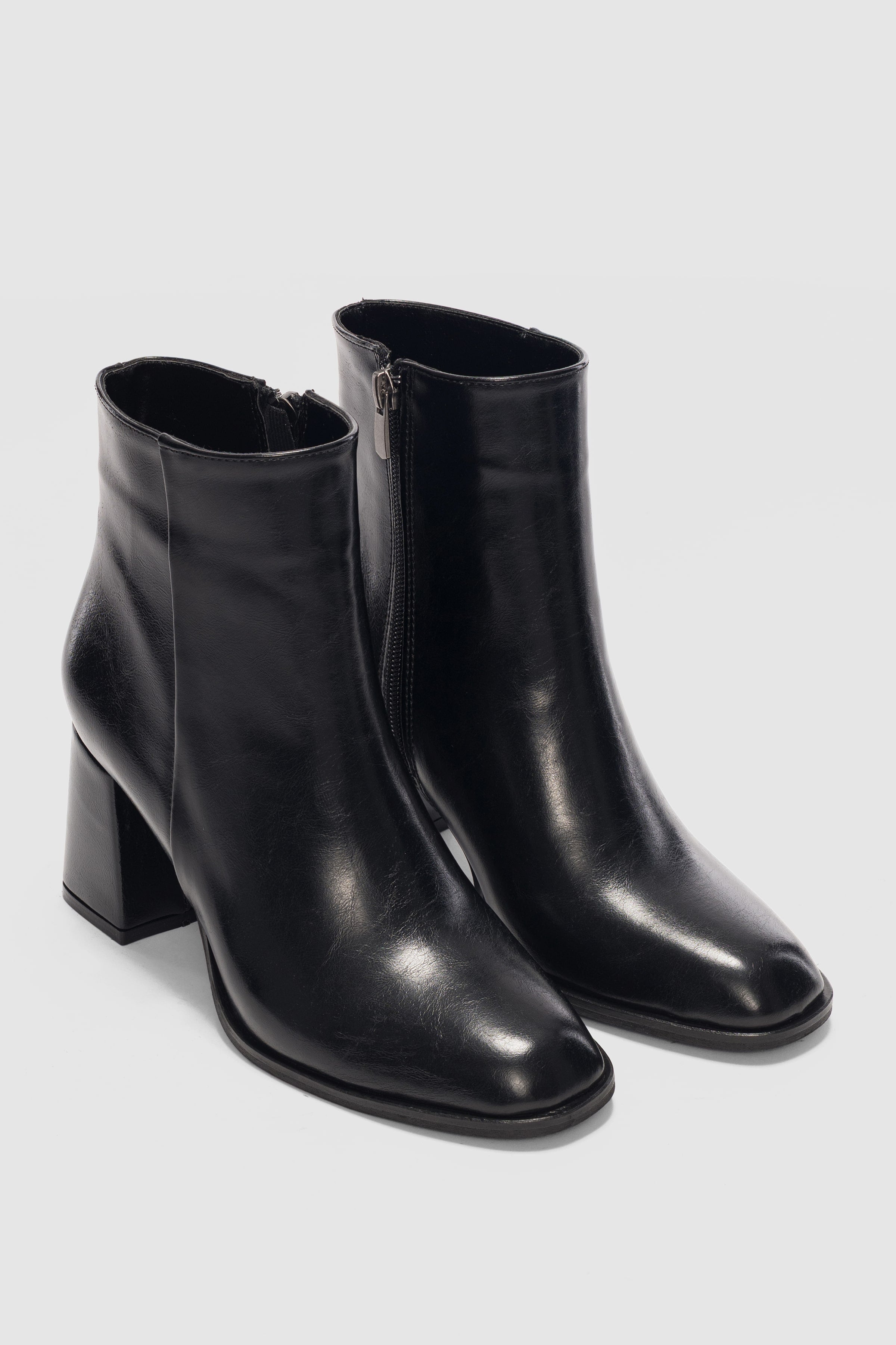 Morven Topuklu Küt Burun Detaylı Kadın Bot-SİYAH