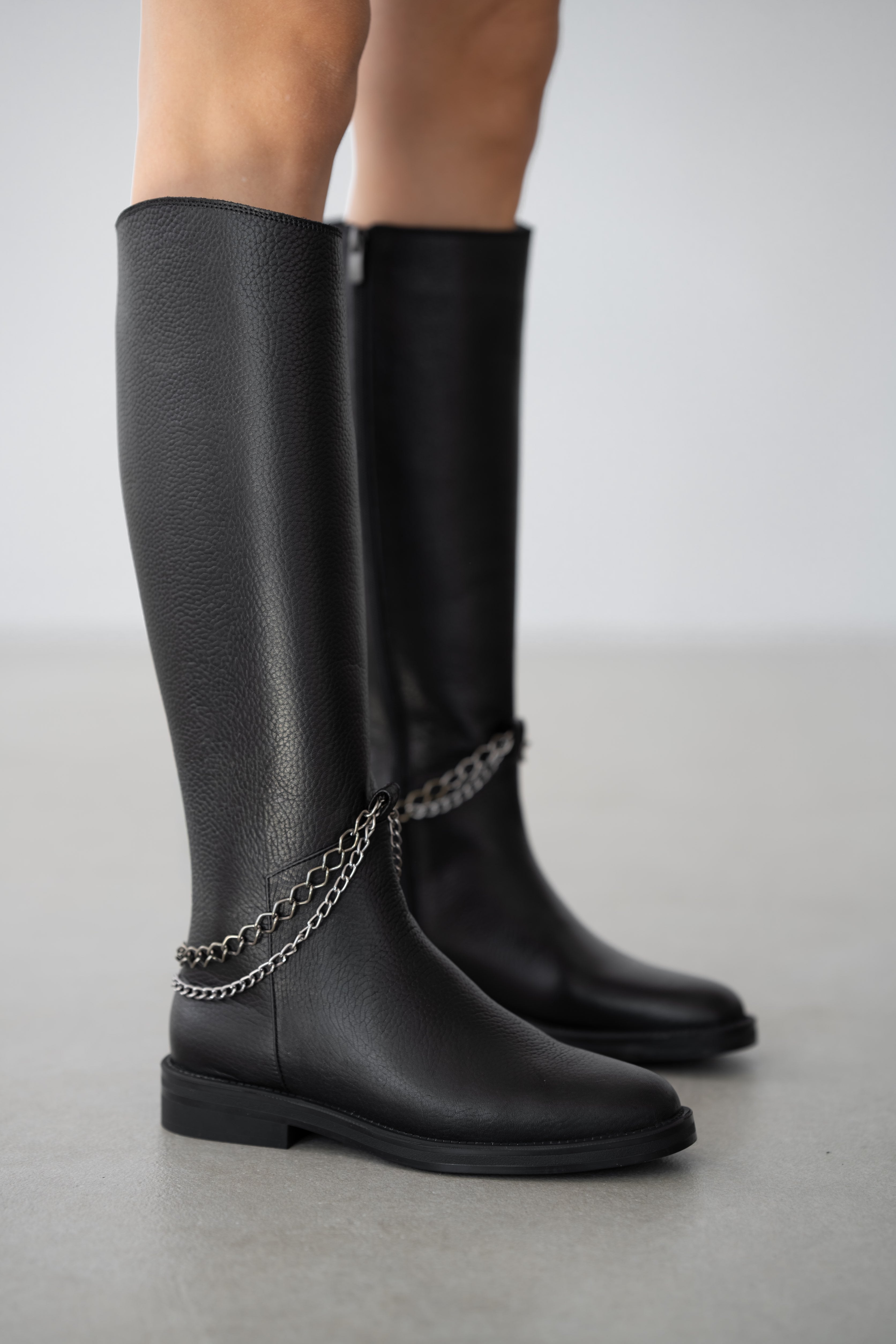 Nuvell Hakiki Deri Zincir Detaylı Yandan Fermuarlı Kadın Çizme- SİYAH