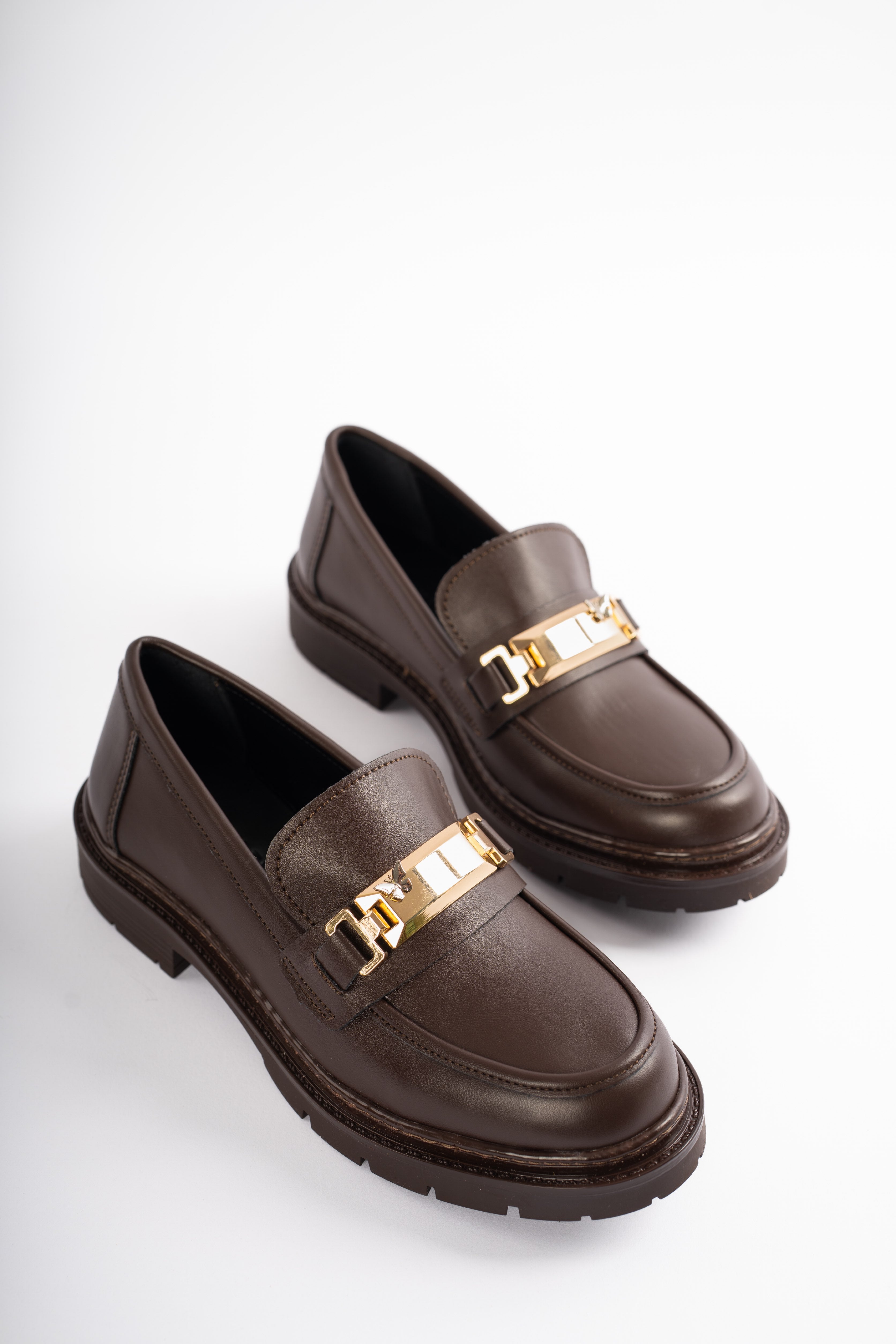 Milora Alçak Topuklu Kemer ve Gold Aksesuar Detaylı Kadın Loafer- Acı Kahve