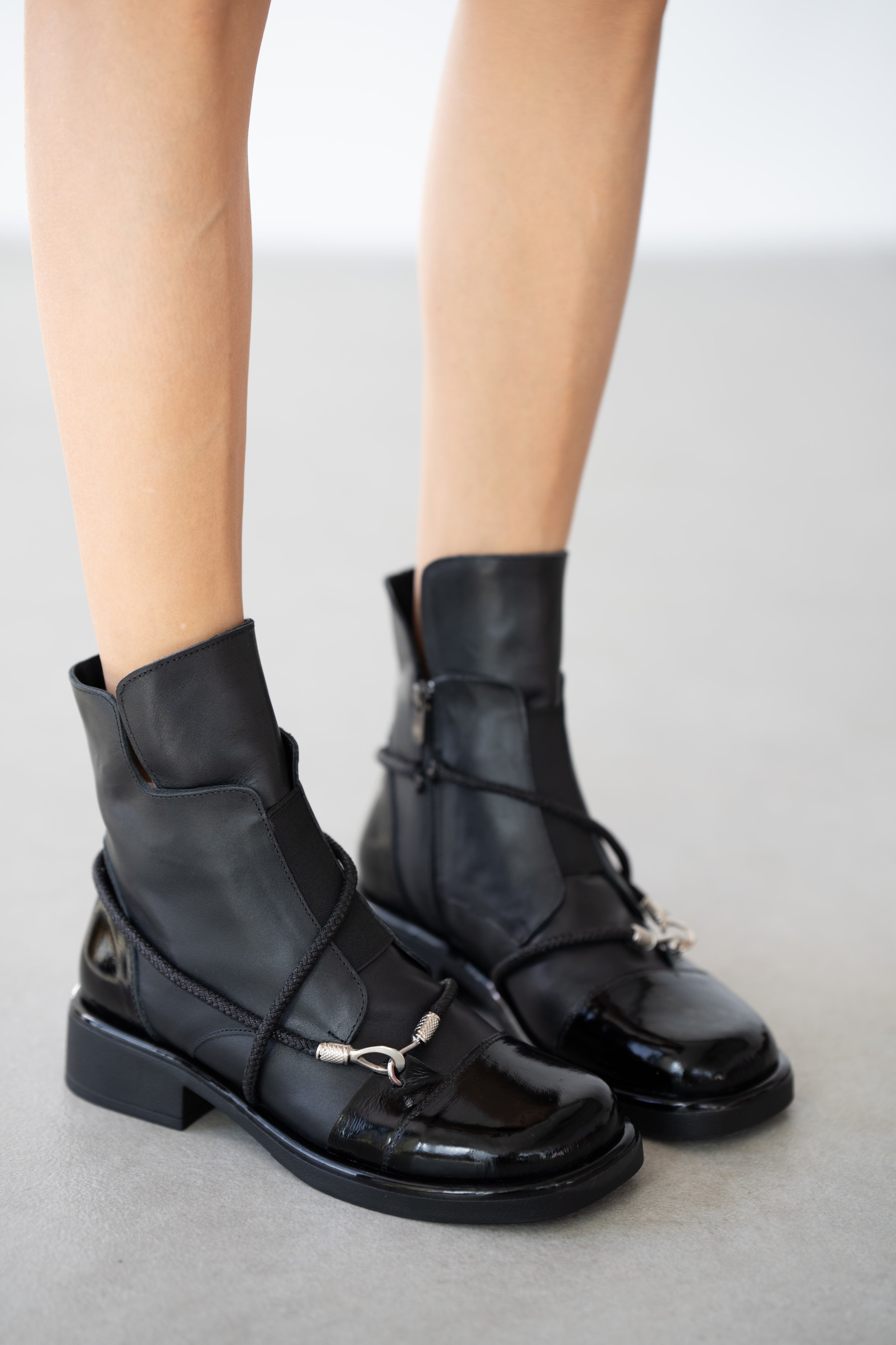 Amevia Hakiki Deri Yandan Fermuarlı Küt Burun Kadın Bot- SİYAH