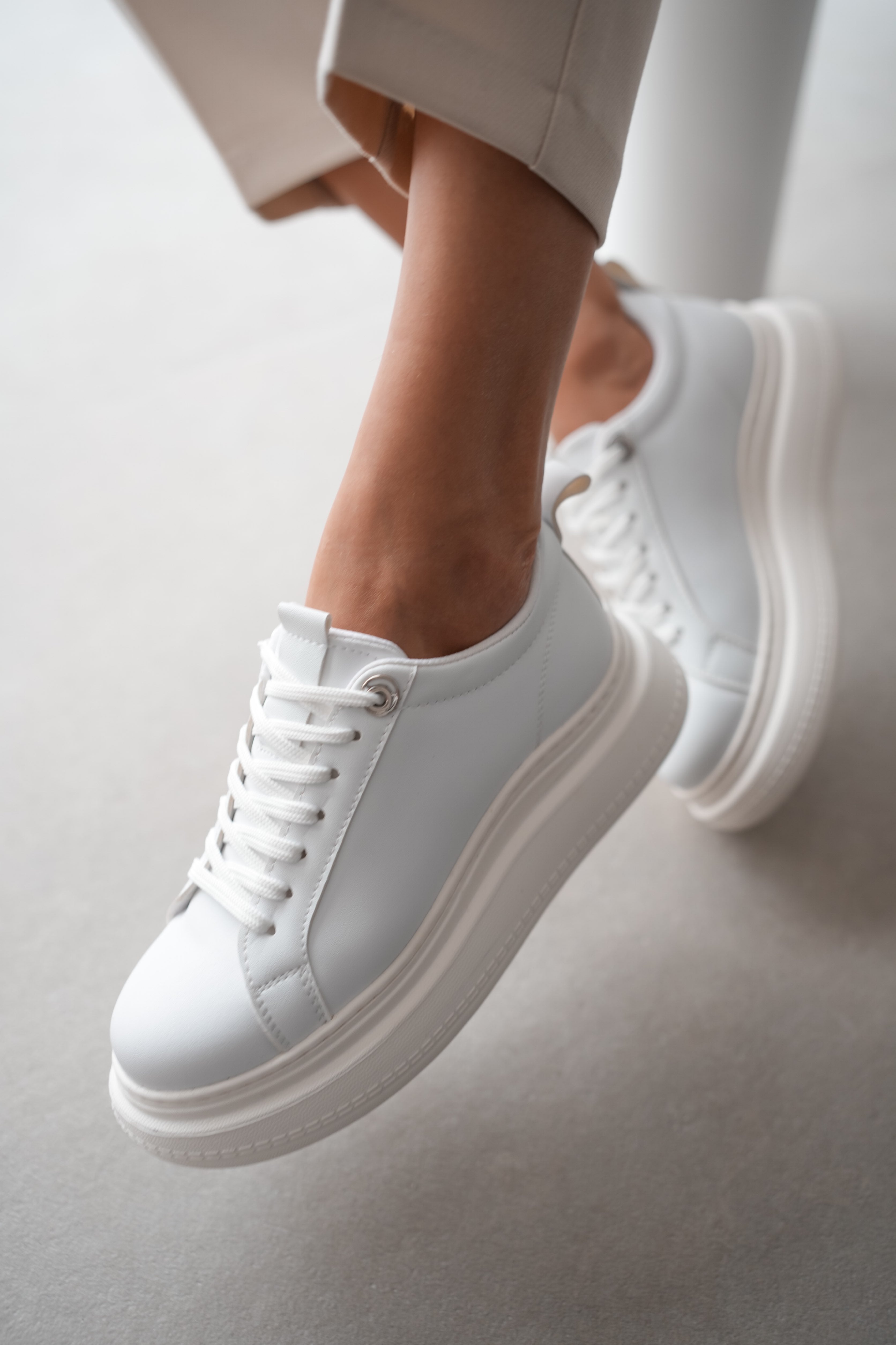 Darlin Beyaz Tabanlı Çıtçıt Aksesuarlı Bağcıklı Kadın Sneaker- BEYAZ