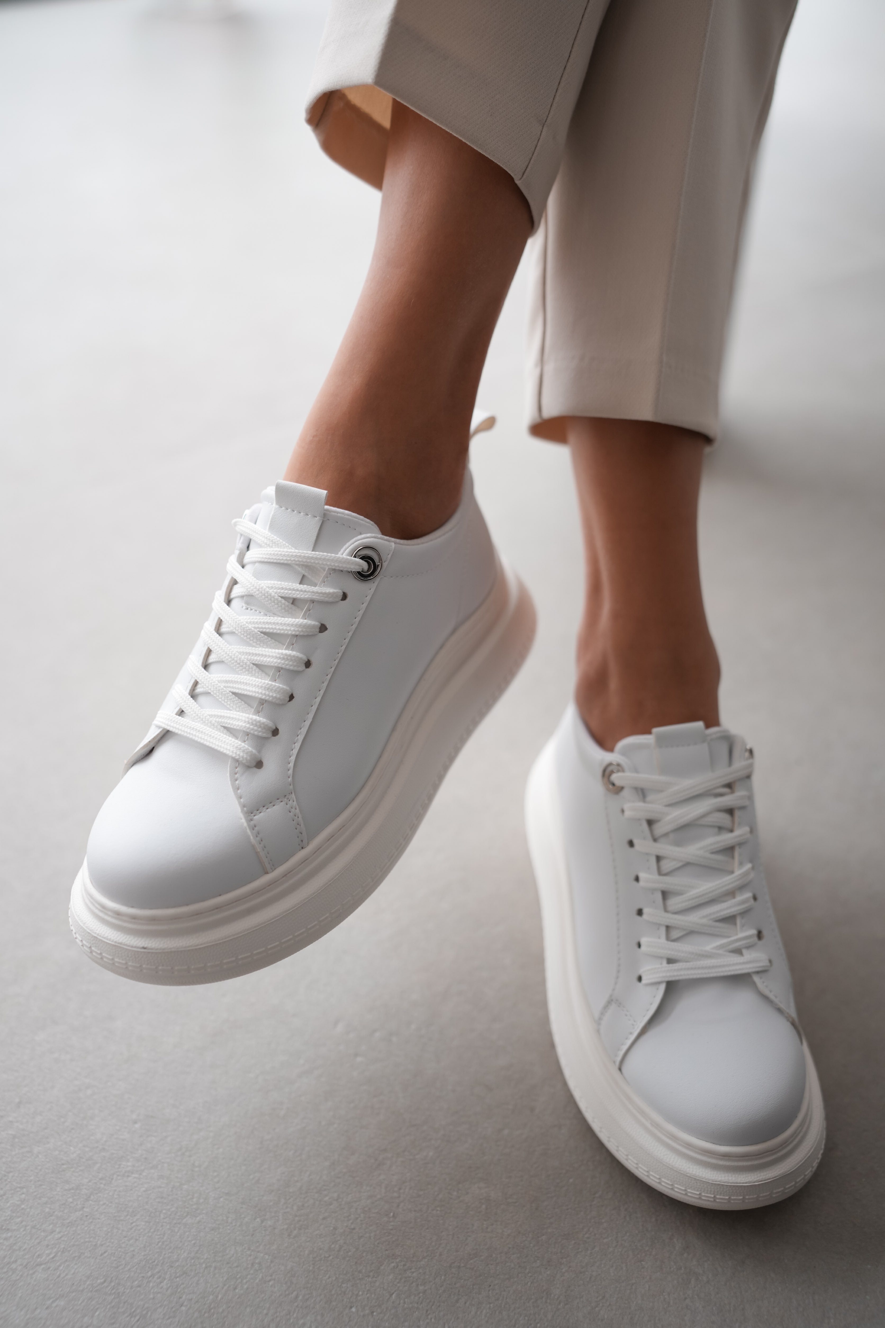 Darlin Beyaz Tabanlı Çıtçıt Aksesuarlı Bağcıklı Kadın Sneaker- BEYAZ