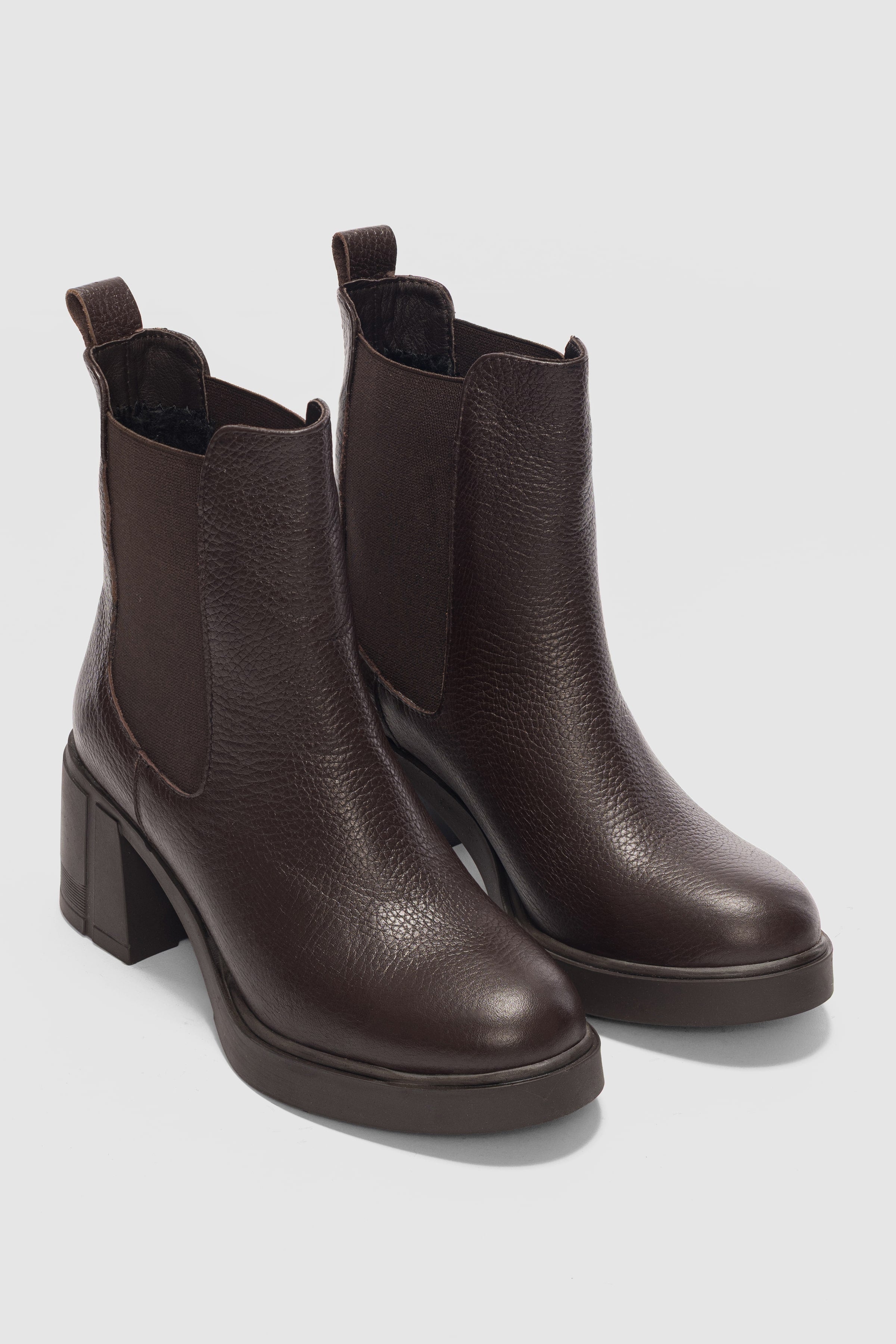 Heleni Hakiki Deri Küt Burunlu Lastikli Yüksek Topuklu  Kadın Bot- KAHVERENGİ