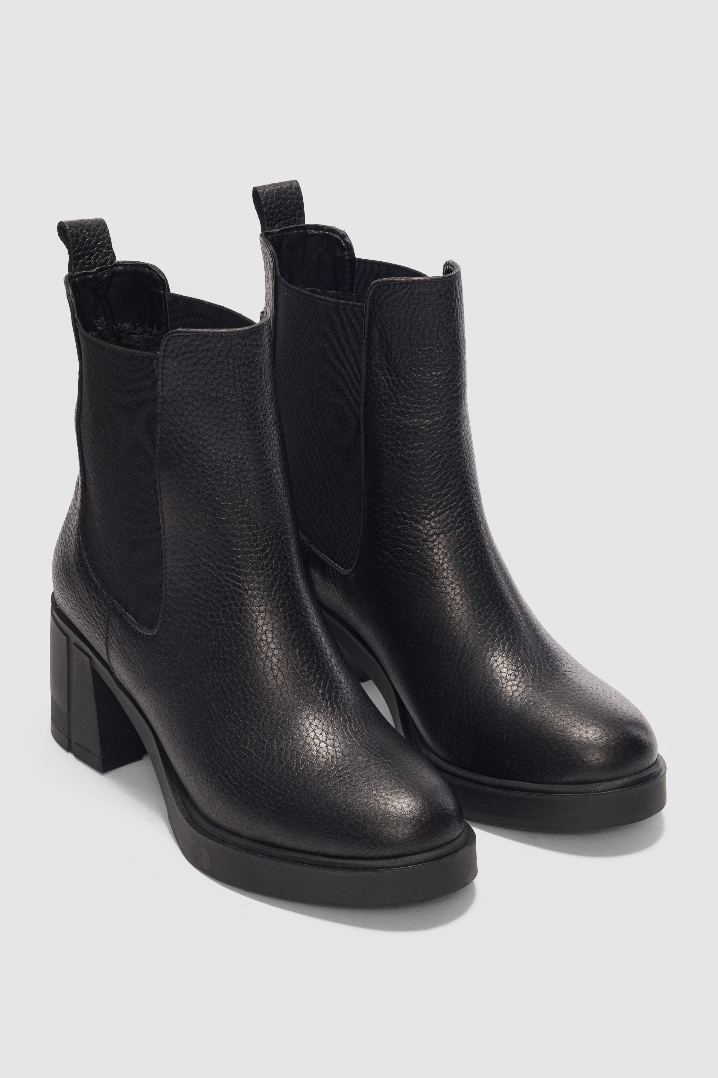 Heleni Hakiki Deri Küt Burunlu Lastikli Yüksek Topuklu  Kadın Bot- SİYAH DERİ