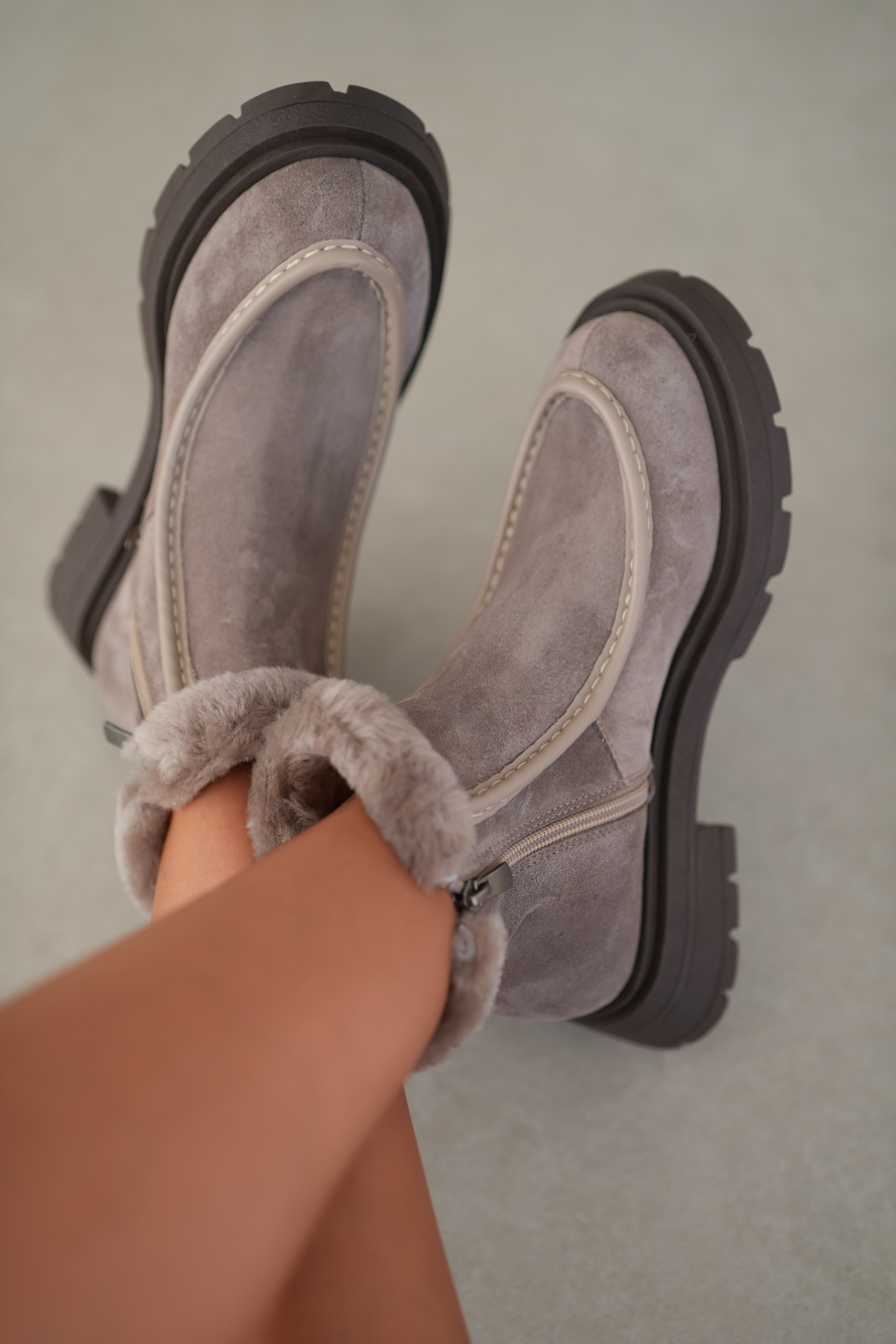 Corine Hakiki Deri Kürk Detaylı Yandan Fermuarlı Kadın Bot- GRİ SÜET