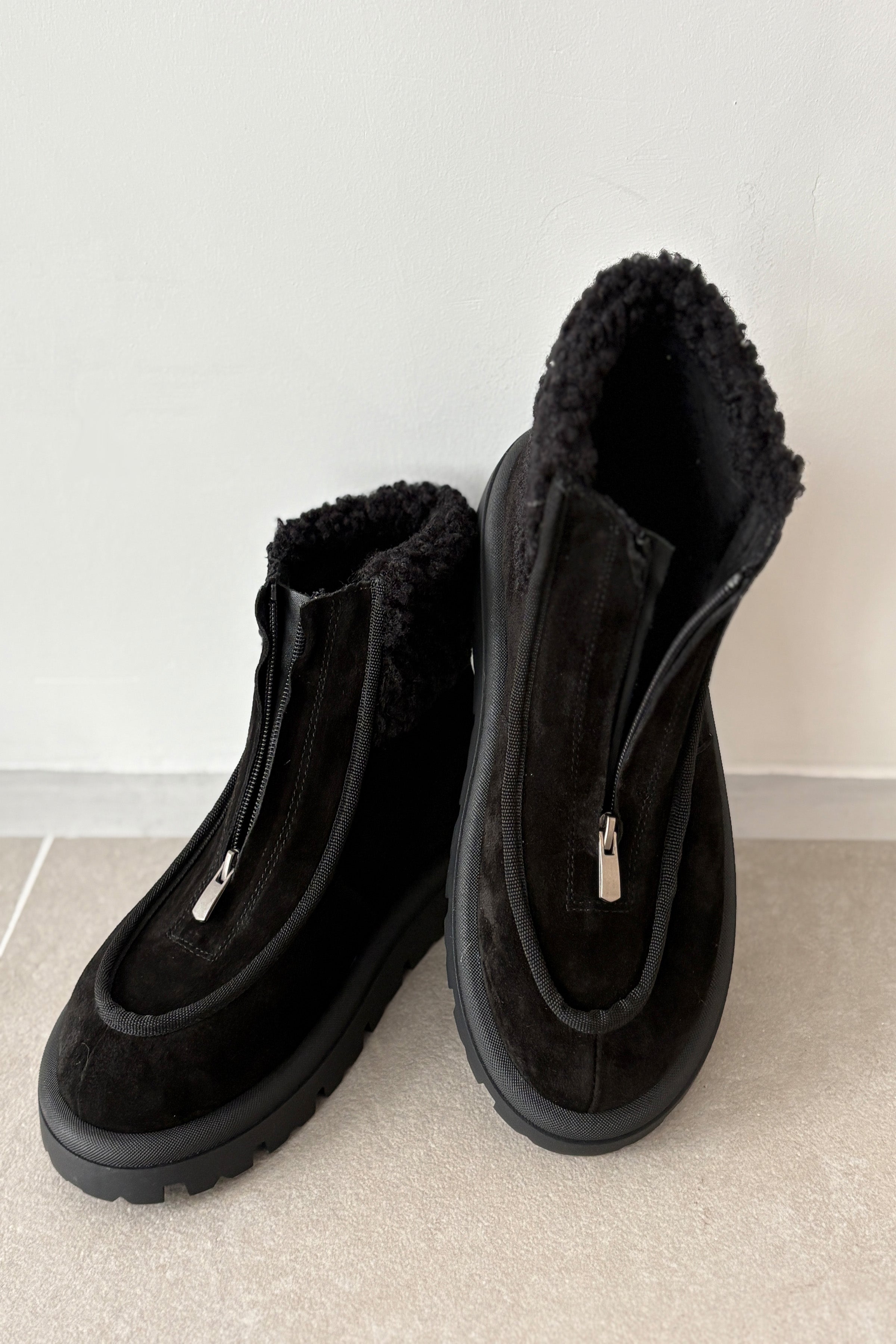 Bruve Ön Fermuar Detaylı Kürklü Hakiki Deri Süet Kadın Bot-SİYAH