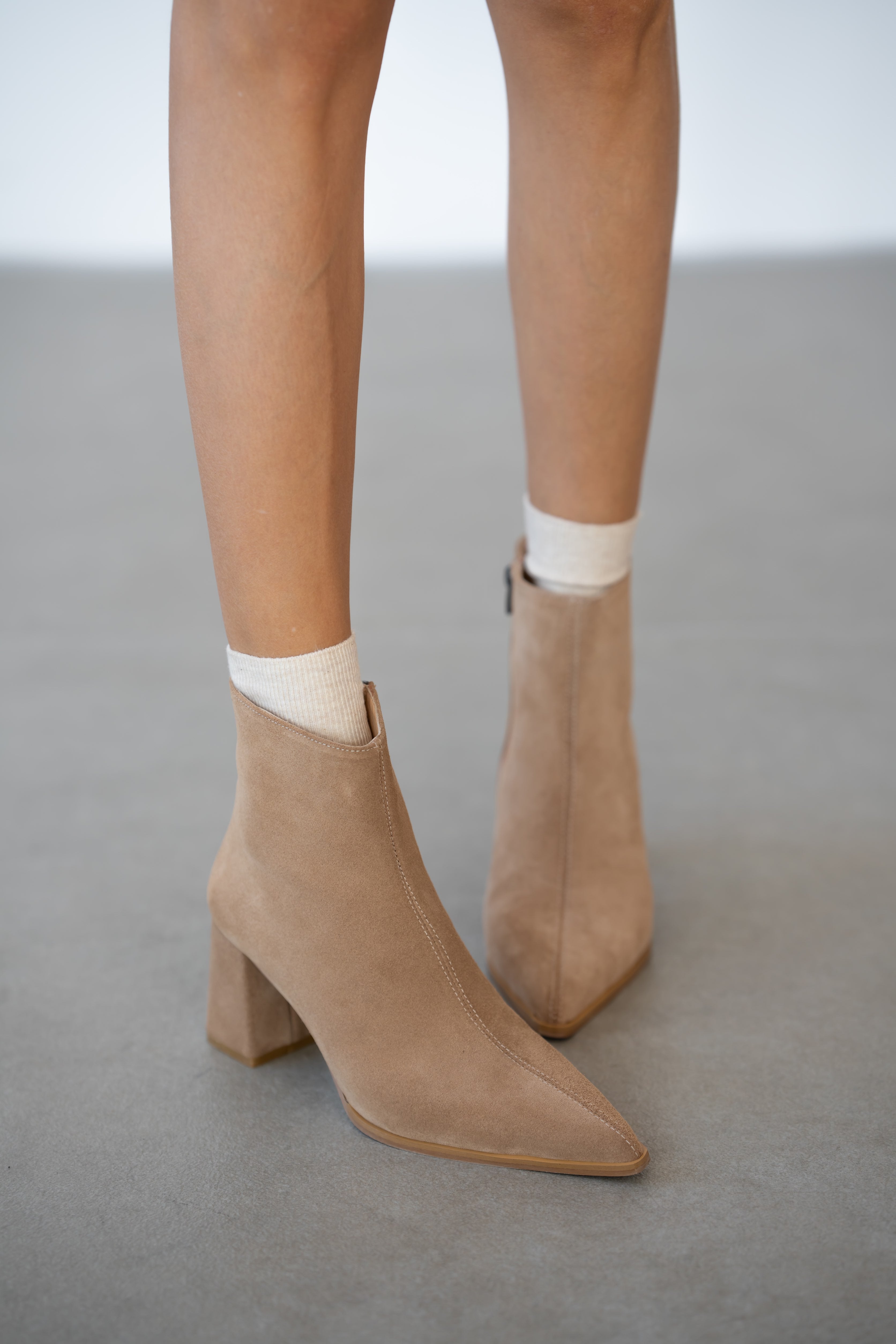 Elour Hakiki Deri Yandan Fermuarlı Sivri Burun Kadın Bot- BEJ SÜET