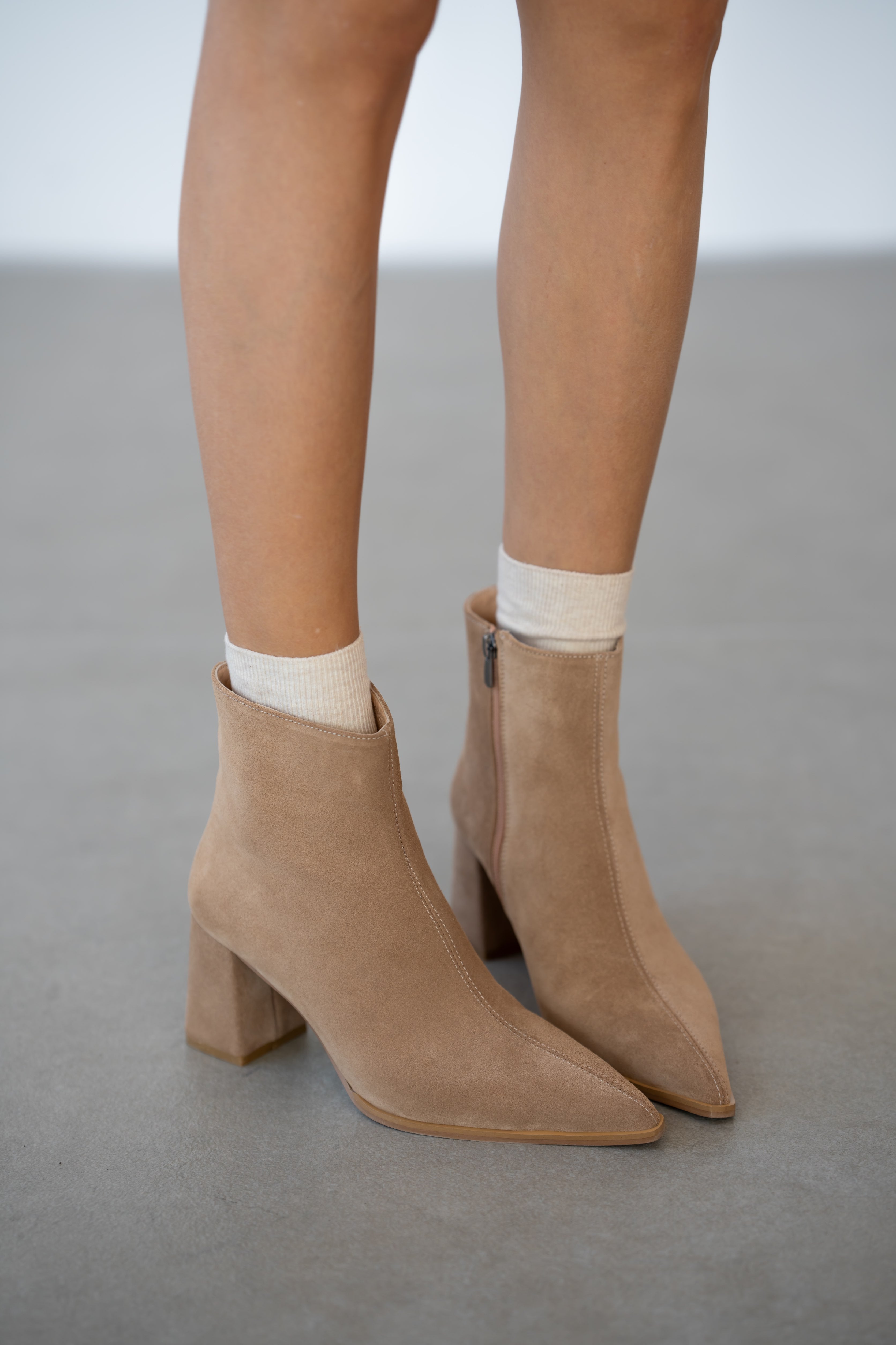 Elour Hakiki Deri Yandan Fermuarlı Sivri Burun Kadın Bot- BEJ SÜET