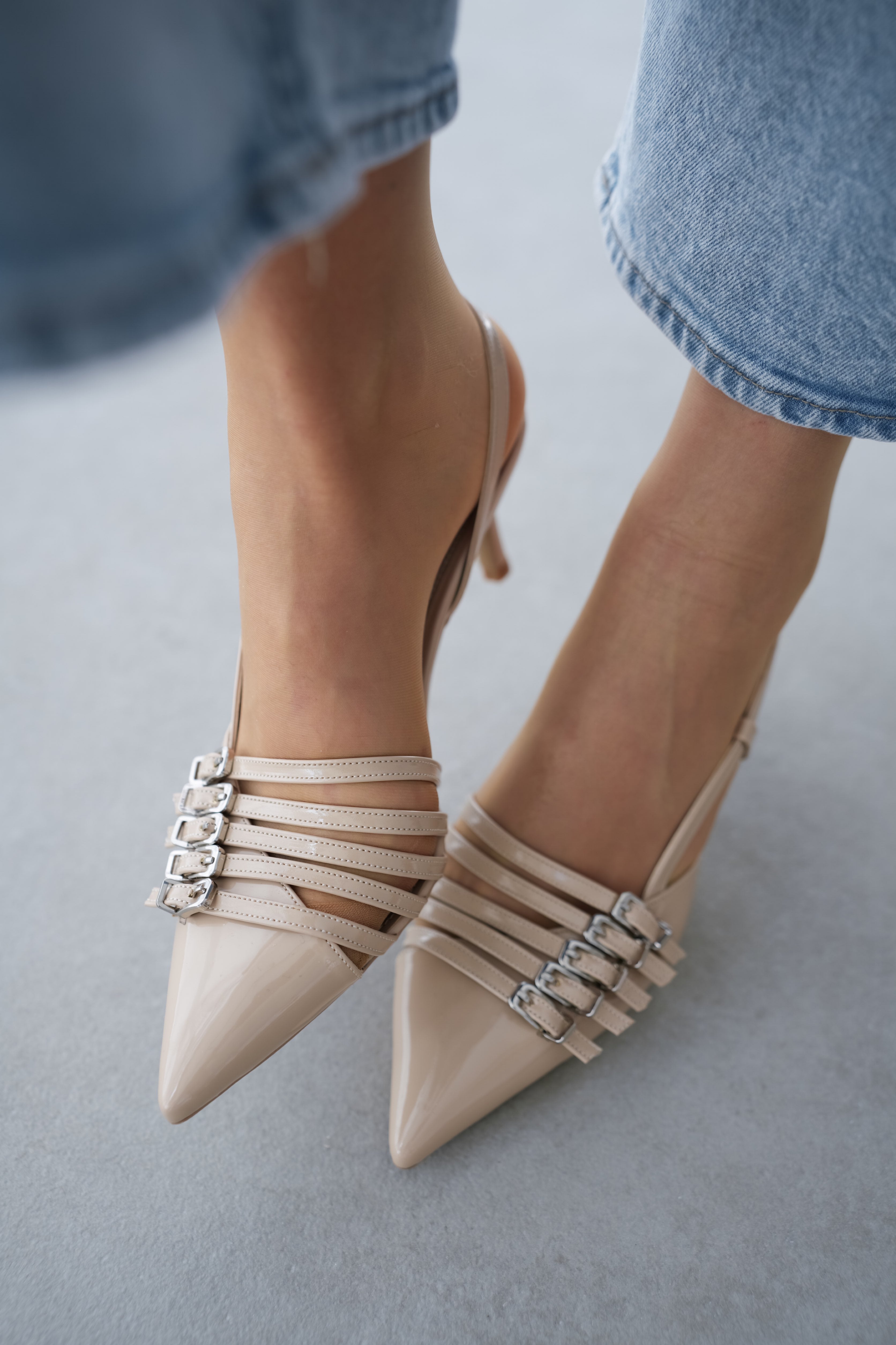 Pena Sivri Burun Beş Bant Detaylı Bilekten Bağlamalı Kadın Stiletto- BEJ
