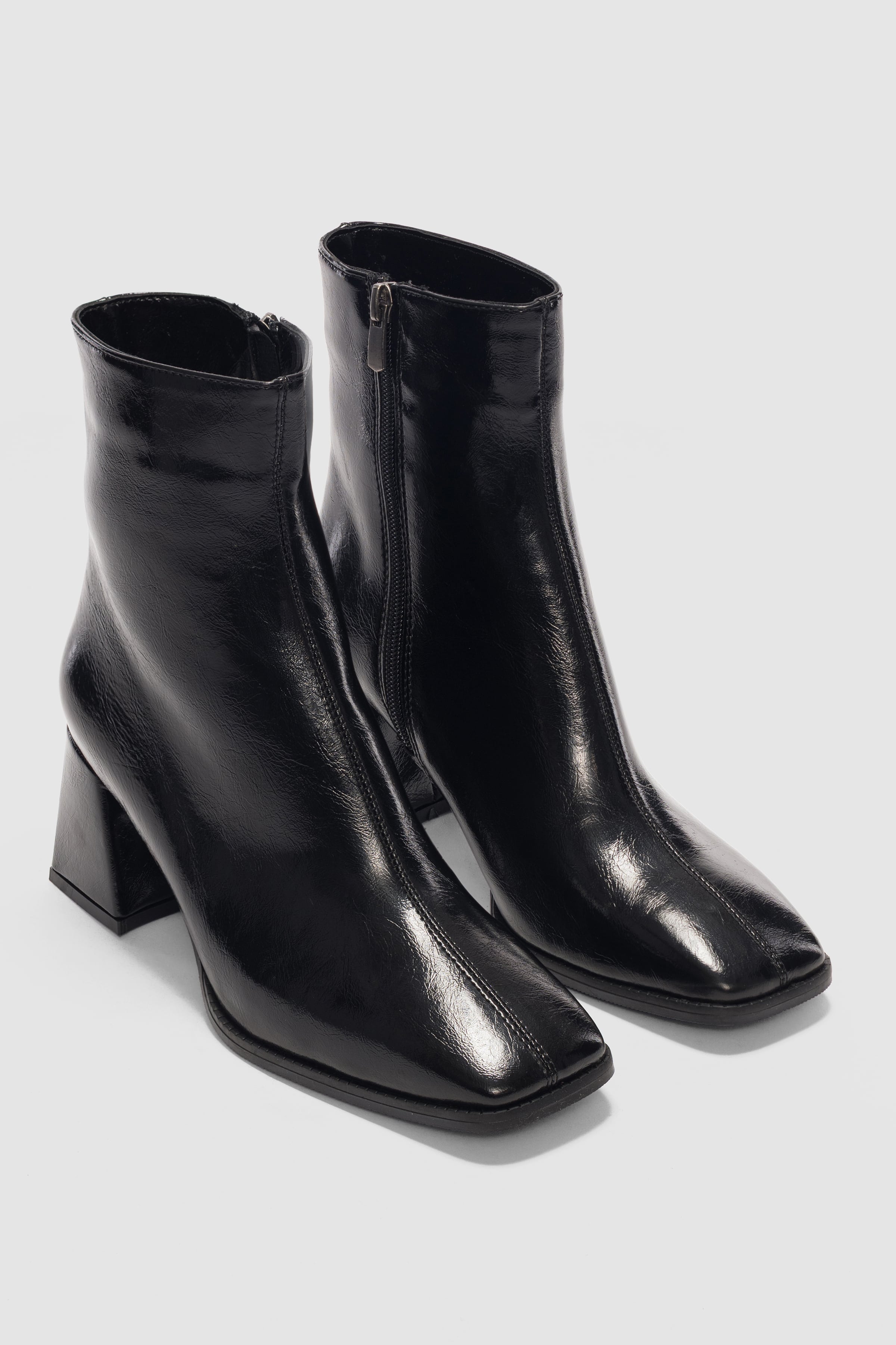 Aris Ön Çizgi Detaylı Küt Burun Kadın Bot-SİYAH RUGAN