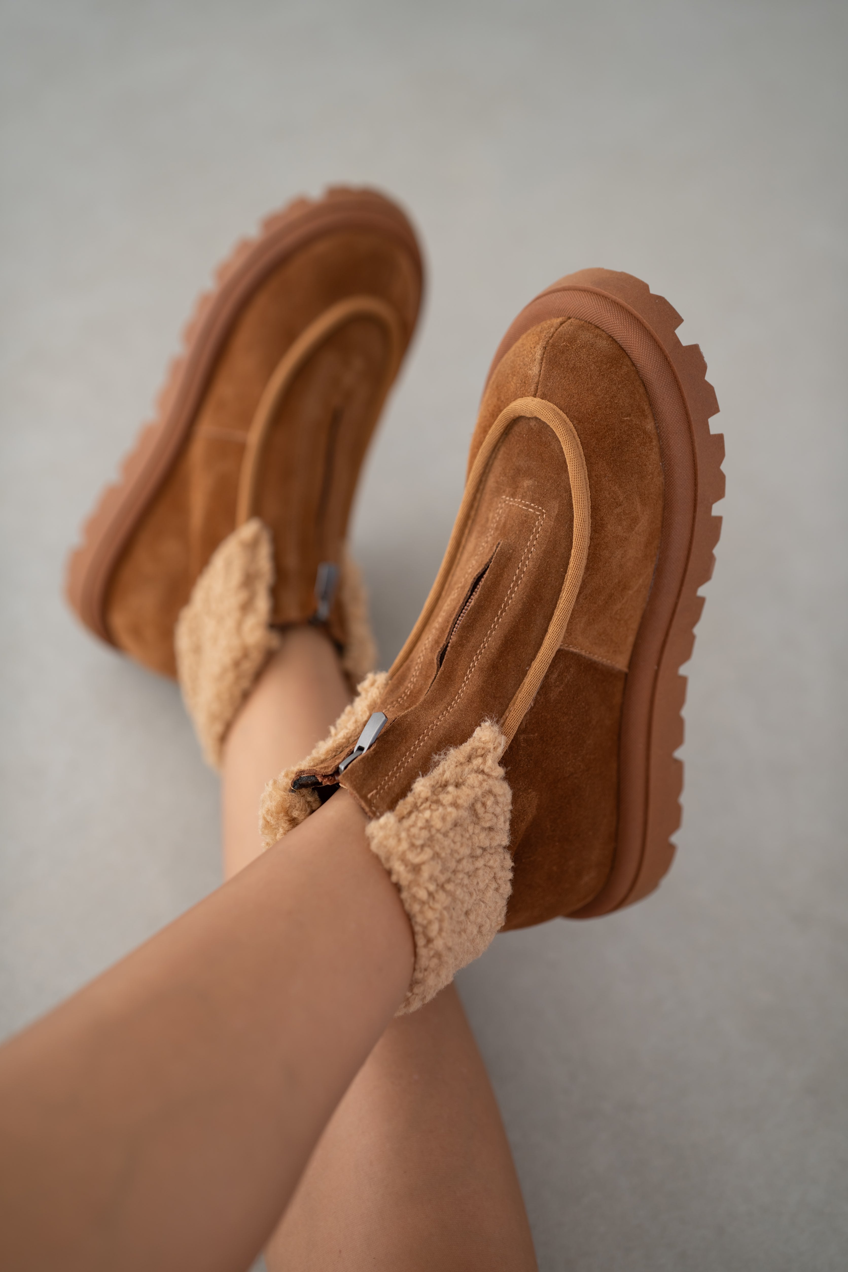 Bruve Ön Fermuar Detaylı Kürklü Hakiki Deri Süet Kadın Bot-TABA