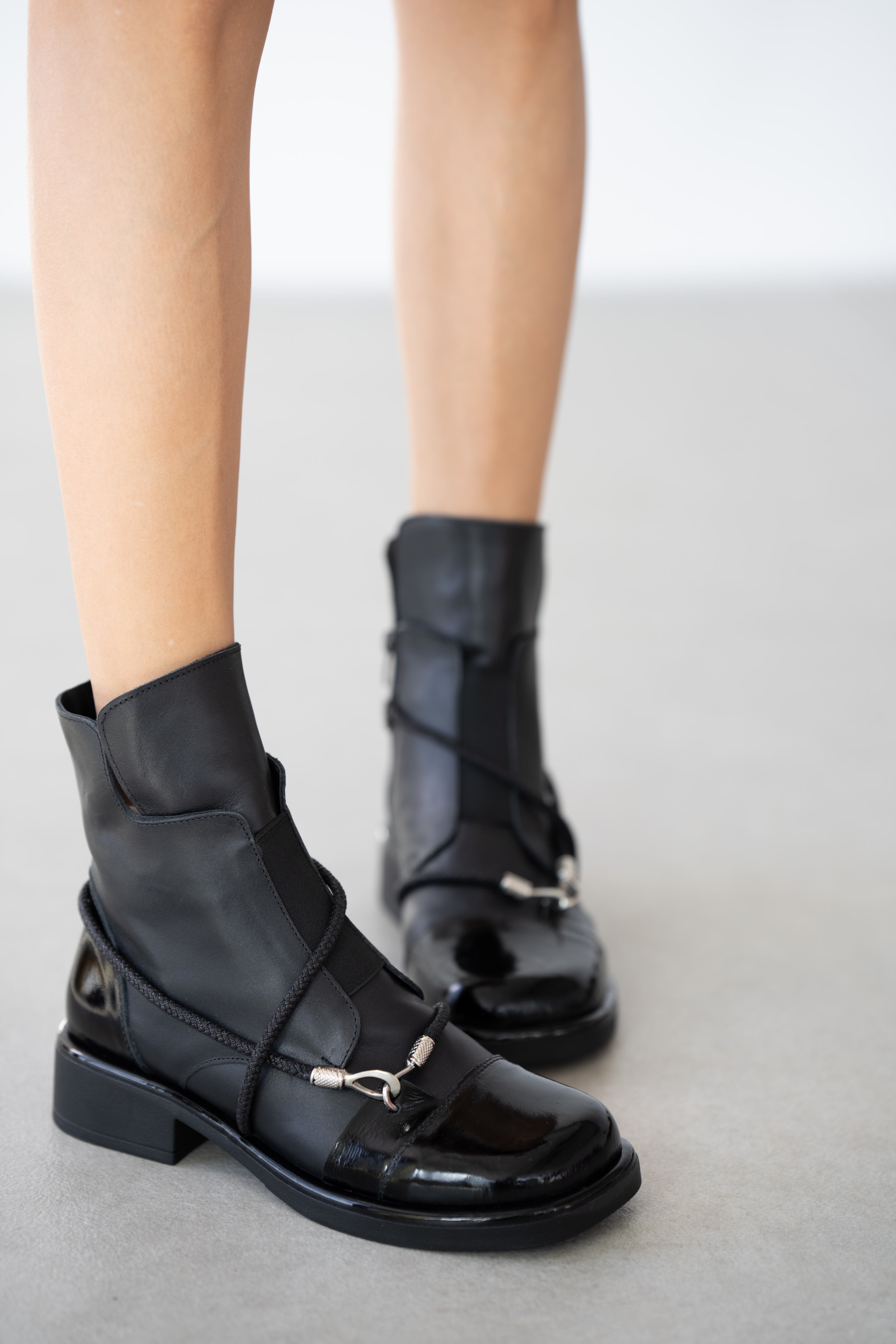 Amevia Hakiki Deri Yandan Fermuarlı Küt Burun Kadın Bot- SİYAH