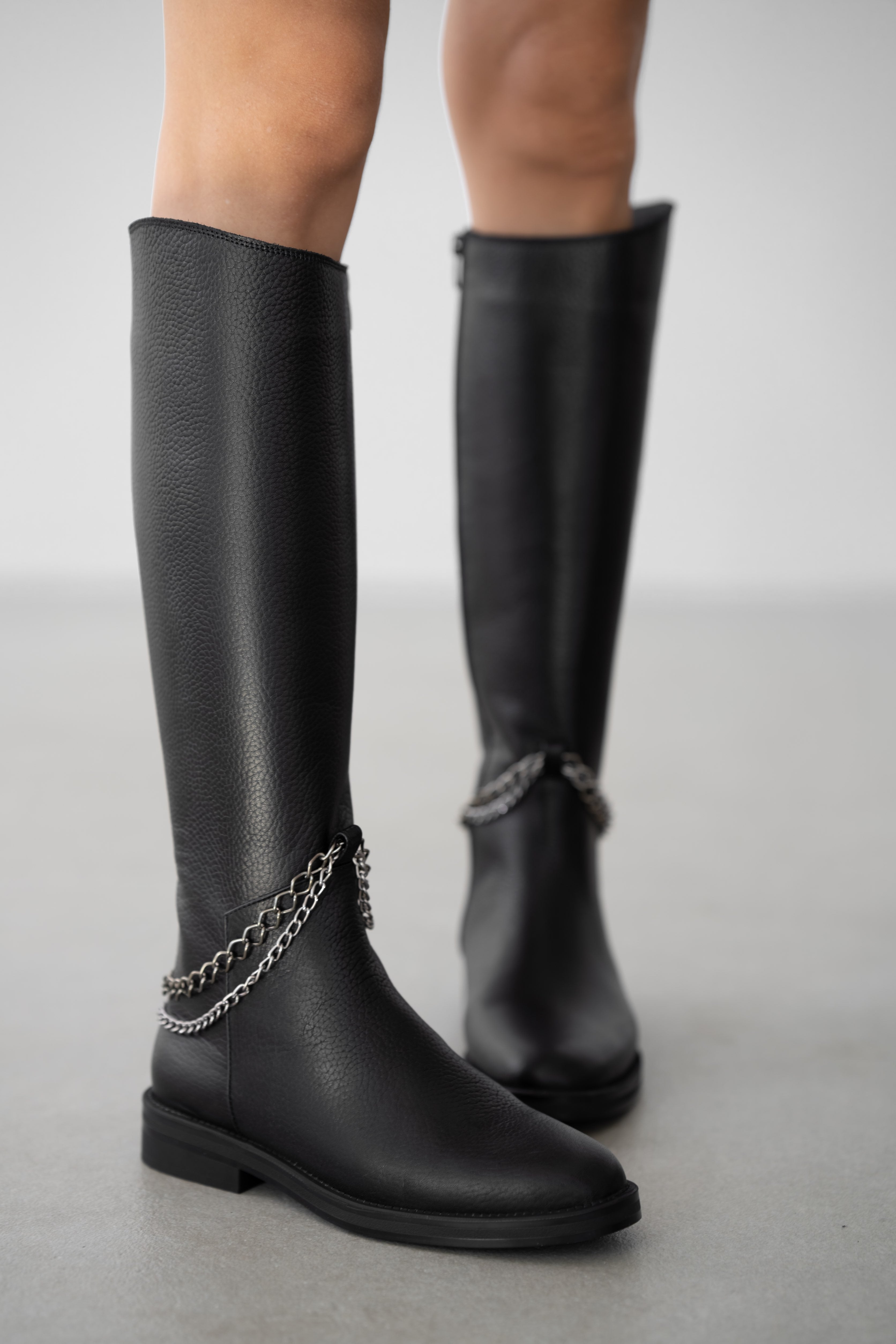Nuvell Hakiki Deri Zincir Detaylı Yandan Fermuarlı Kadın Çizme- SİYAH
