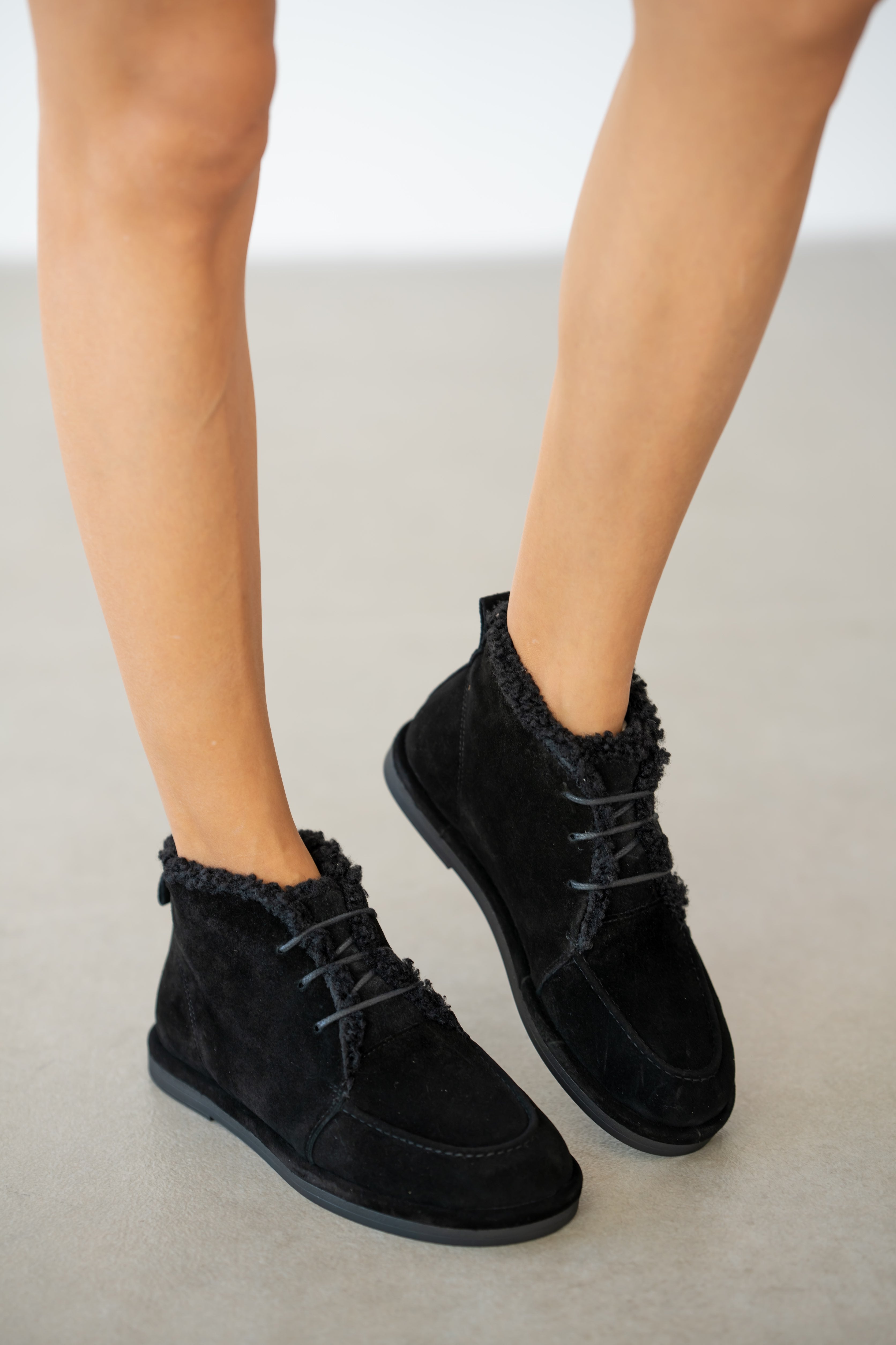 Averon Hakiki Deri Kürklü Bağcık Detaylı Kadın Bot- SİYAH SÜET