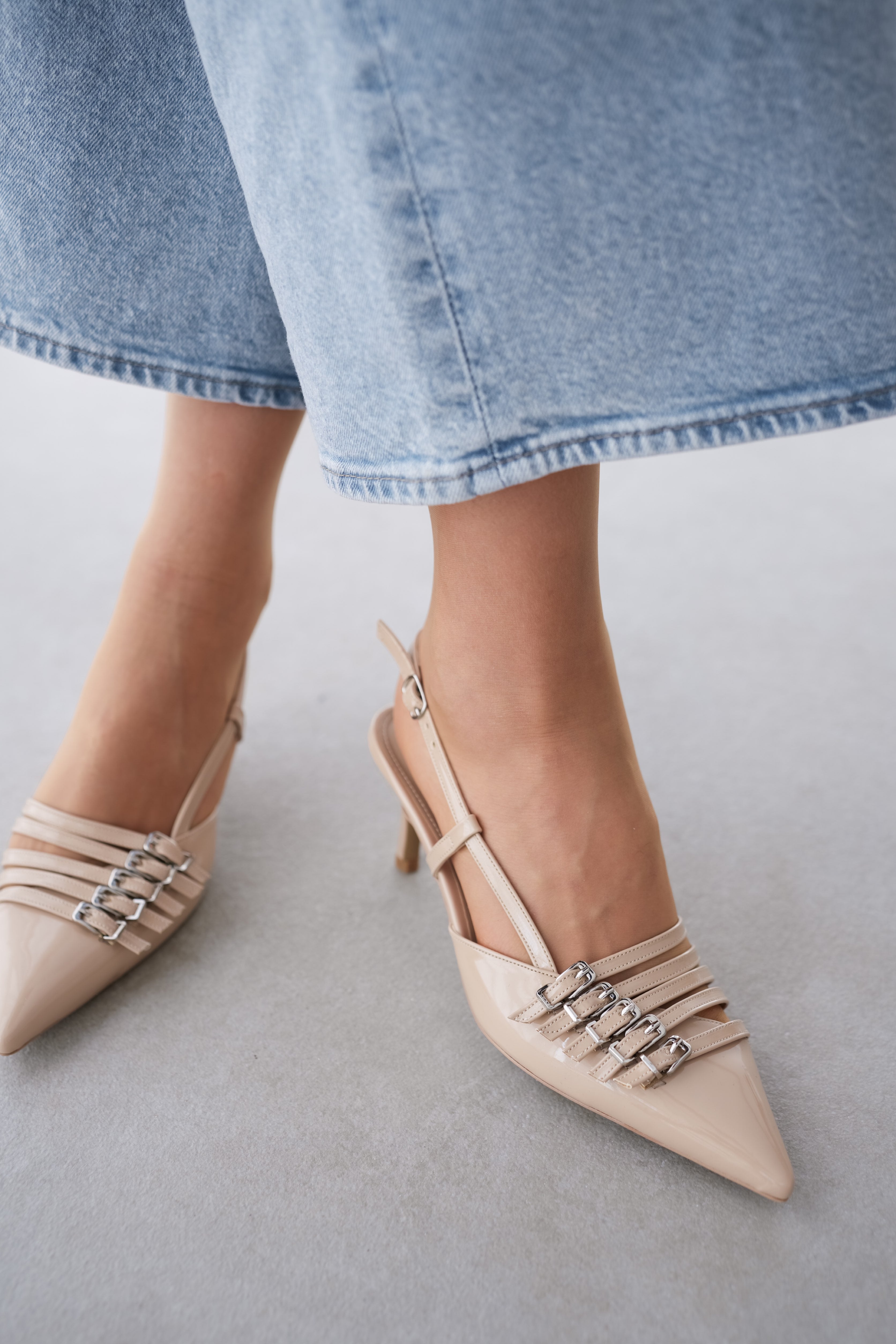 Pena Sivri Burun Beş Bant Detaylı Bilekten Bağlamalı Kadın Stiletto- BEJ